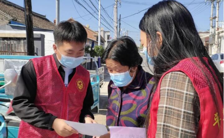 9月2日，鎮(zhèn)里的工作人員正在給村民宣傳生物質(zhì)清潔取暖的好處，從經(jīng)濟(jì)、環(huán)保、安全、高效、便捷等方面向群眾詳細(xì)介紹，并向現(xiàn)場(chǎng)群眾和過(guò)往行人發(fā)放《生物質(zhì)顆粒爐具政策解讀及安裝明白紙頁(yè)》，對(duì)群眾關(guān)心關(guān)注的問(wèn)題進(jìn)行答疑解惑。